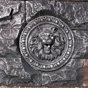 Лев в камне